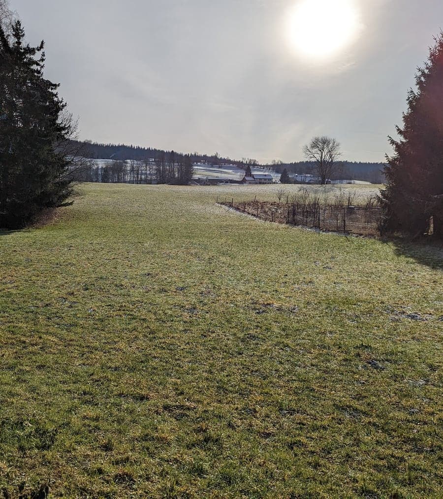 Le pré de la maison en hiver, plein sud vers le village enneigé — Foncine-le-Bas, Haut-Jura